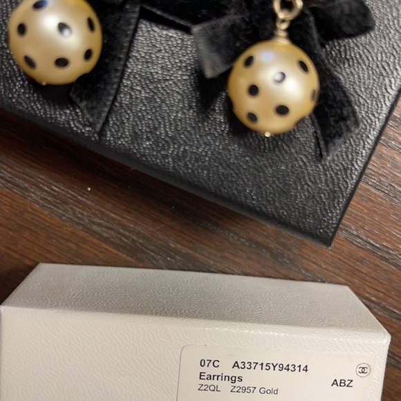 Authentic Chanel Drop Earrings with a pearl bow and a velvet bow - Picture 5 of 6
